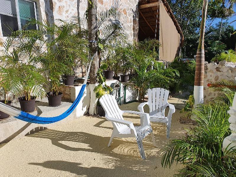 die kleine Sitzecke hinter dem Pool zum Sonne tanken