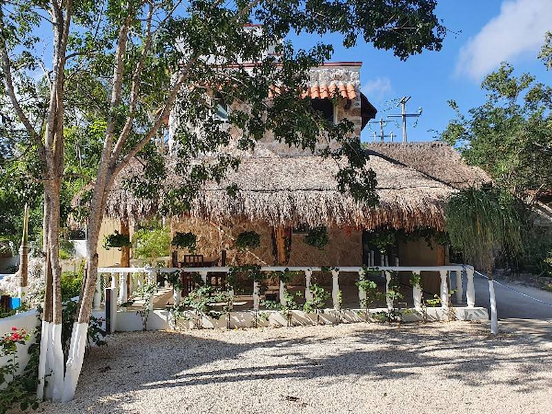 der kleine private Parkplatz am Haus