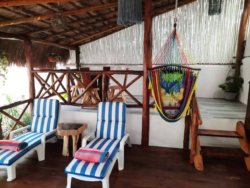 das Garten-Palapa mit Frühstücks-Terrasse dahinter