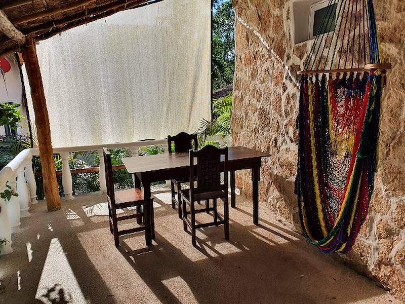 der Frühstückstisch mit Sonnenschutz