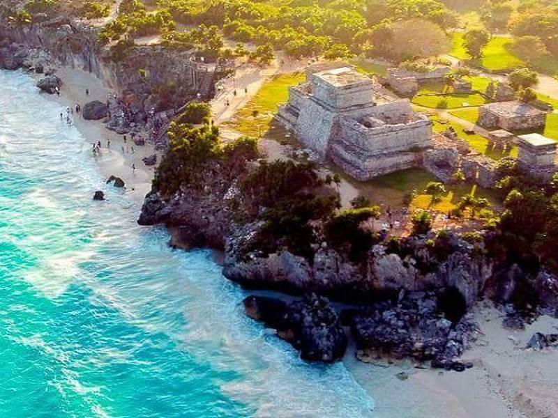 Die Ruinen von Tulum hoch über den Klippen an der karibischen Küste