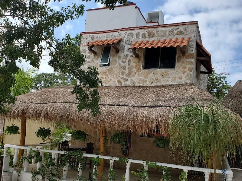 Vorderansicht mit Terrasse darunter