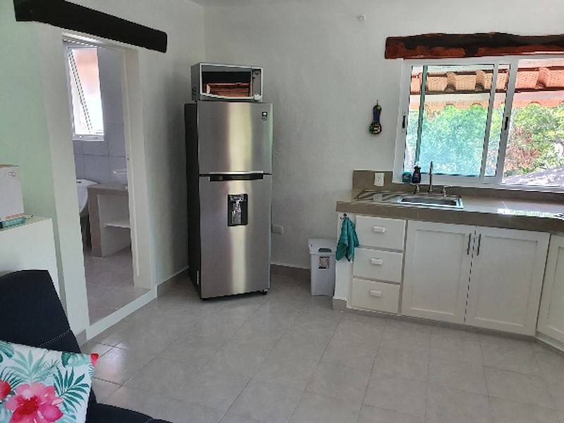 offene Wohnküche mit Eingang zum Bad