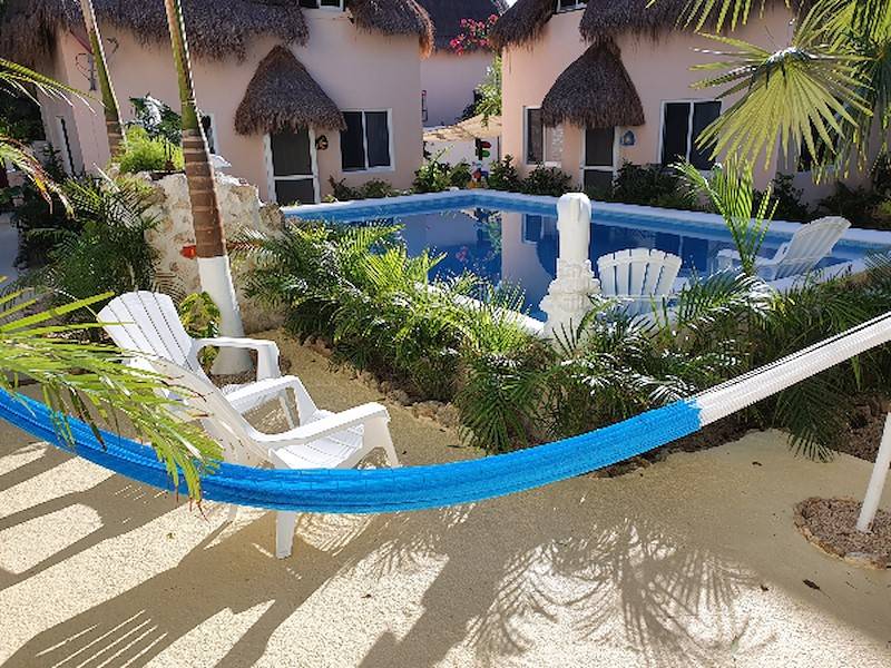 Entspannungsmöglichkeiten mit Hängematte am Pool