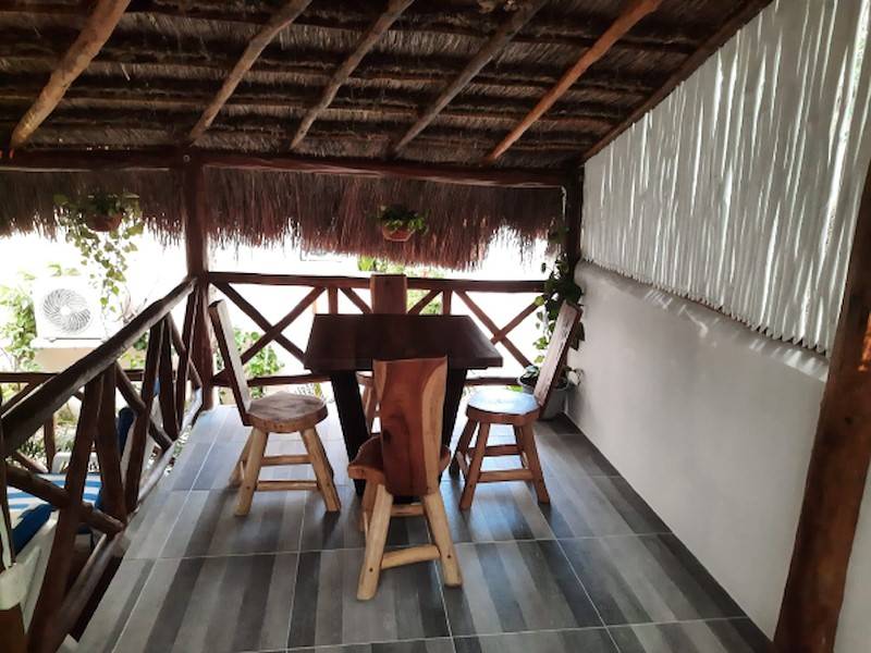 Frühstücksecke auf der erhobenen Terrasse