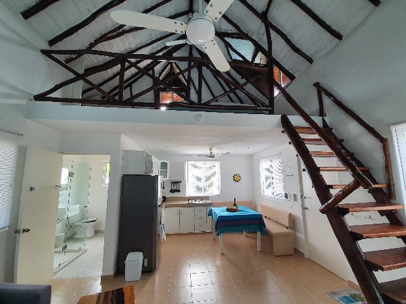 die offene Galerie oben, Küche, Bad und Wohnzimmer unten