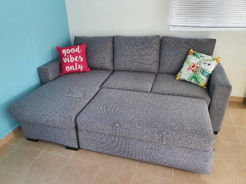 ausgezogenes Schlafsofa im Wohnzimmer