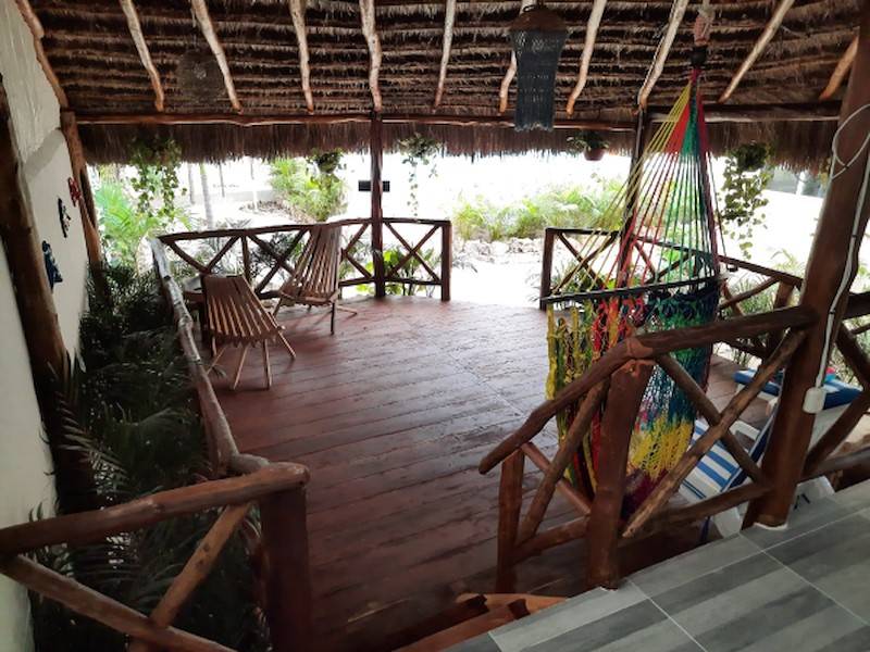 Blick von der Frühstücksterrasse in das Garten-Palapa