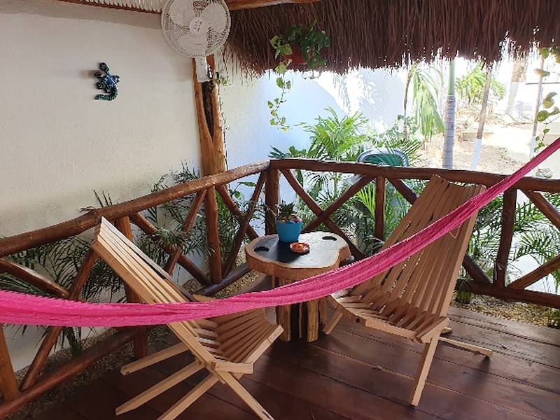Hängematten unter dem Garten-Palapa mit Sitzecke