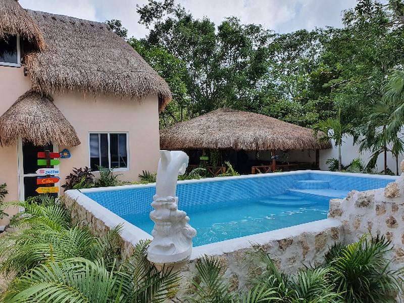 im Hintergrund das Garten-Palapa zum frühstücken und relaxen