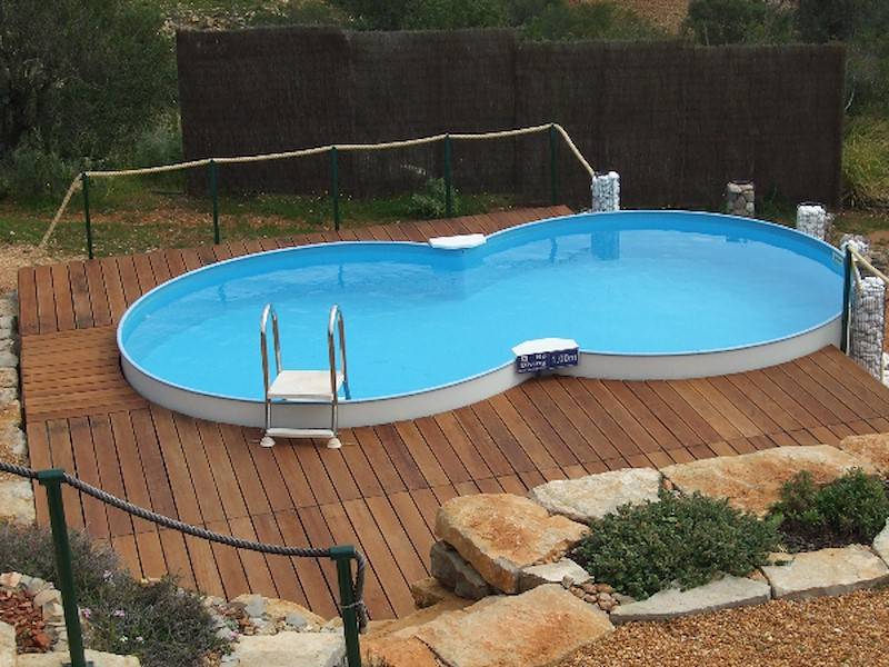 Pool mit Holzdeck